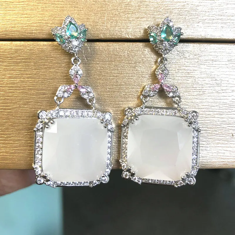 Модные женские квадратные серьги билицветного цвета молочно-белого цвета