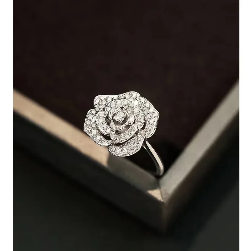 Женское кольцо в виде камелии серебро пробы