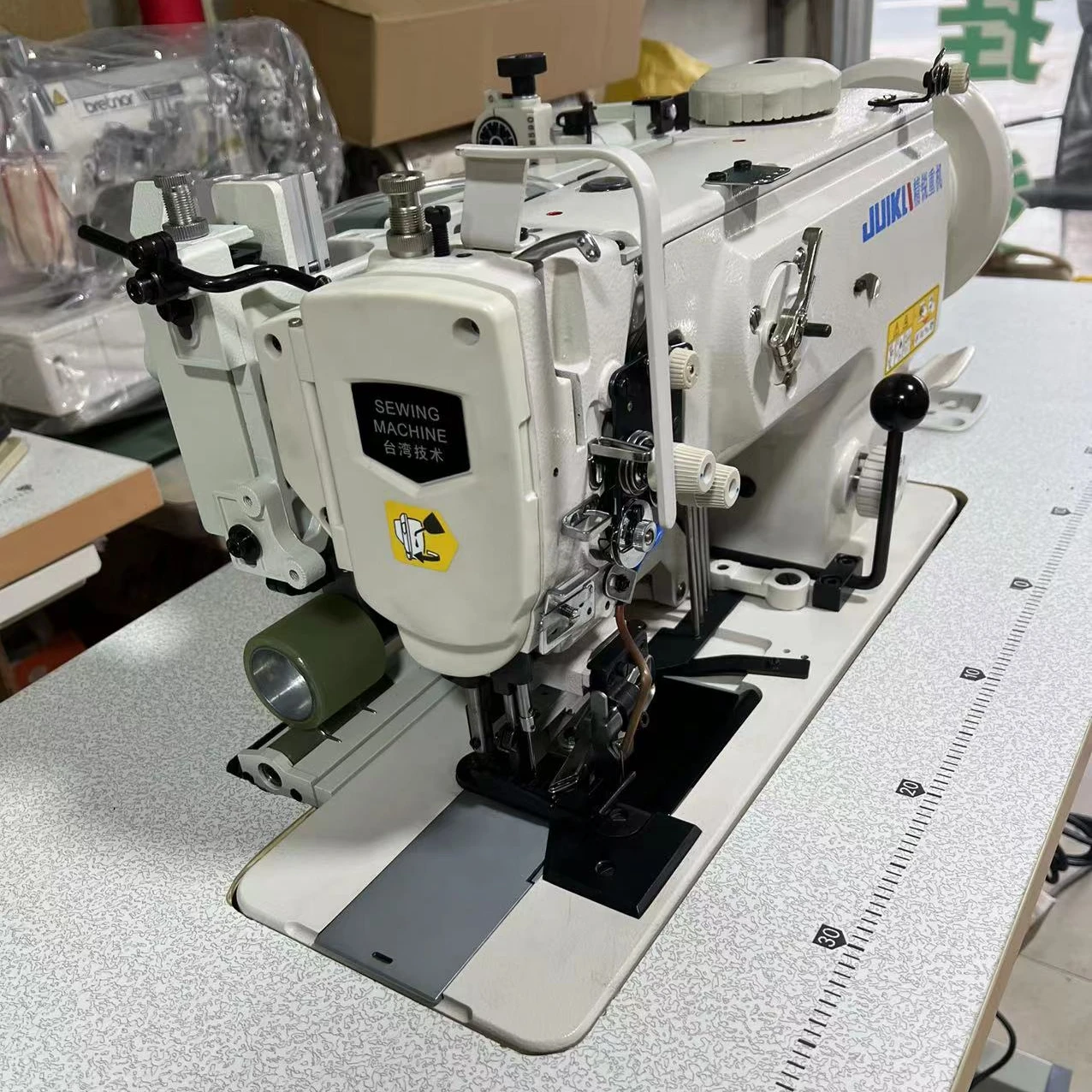 

High quality Direct drive flatbed Interlock Industrial Sewing Machine With trimming