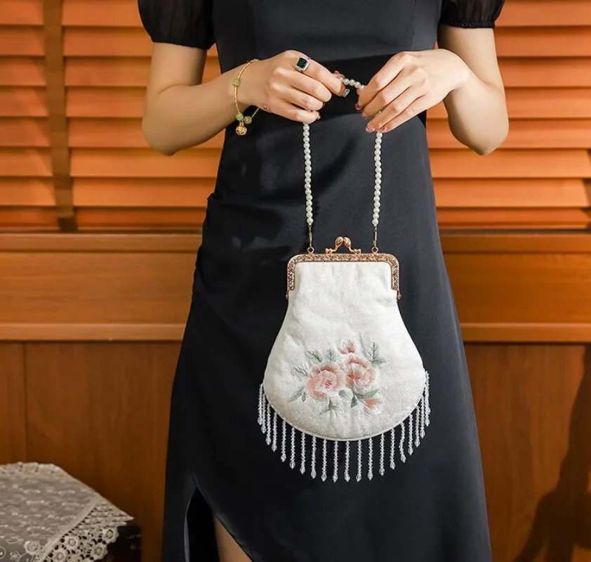 

Сумки с кисточками для женщин, винтажные дизайнерские дамские сумочки с вышивкой и бусинами, сумка на плечо с металлическим зажимом для ужи...