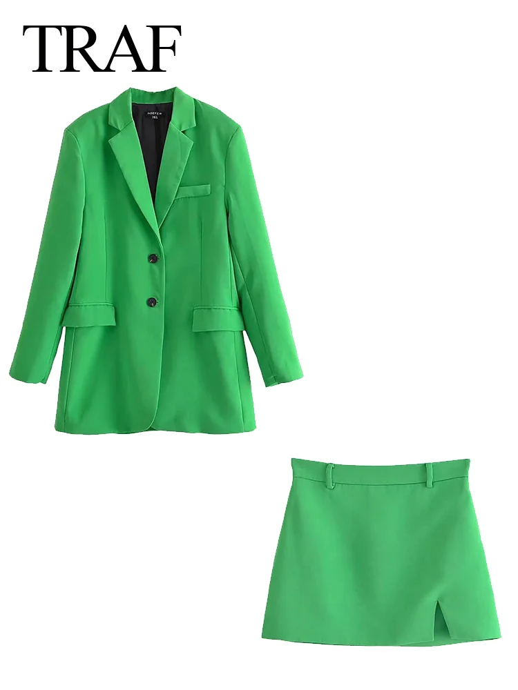 

Женский однобортный пиджак с карманами и облегающая мини-юбка