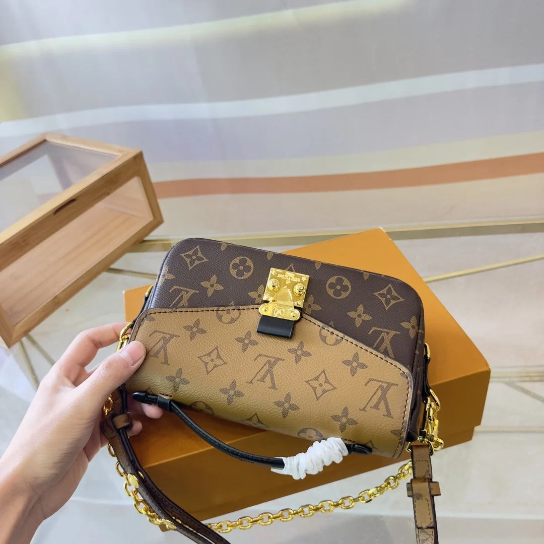 В стиле классической женской сумки-мессенджера LV