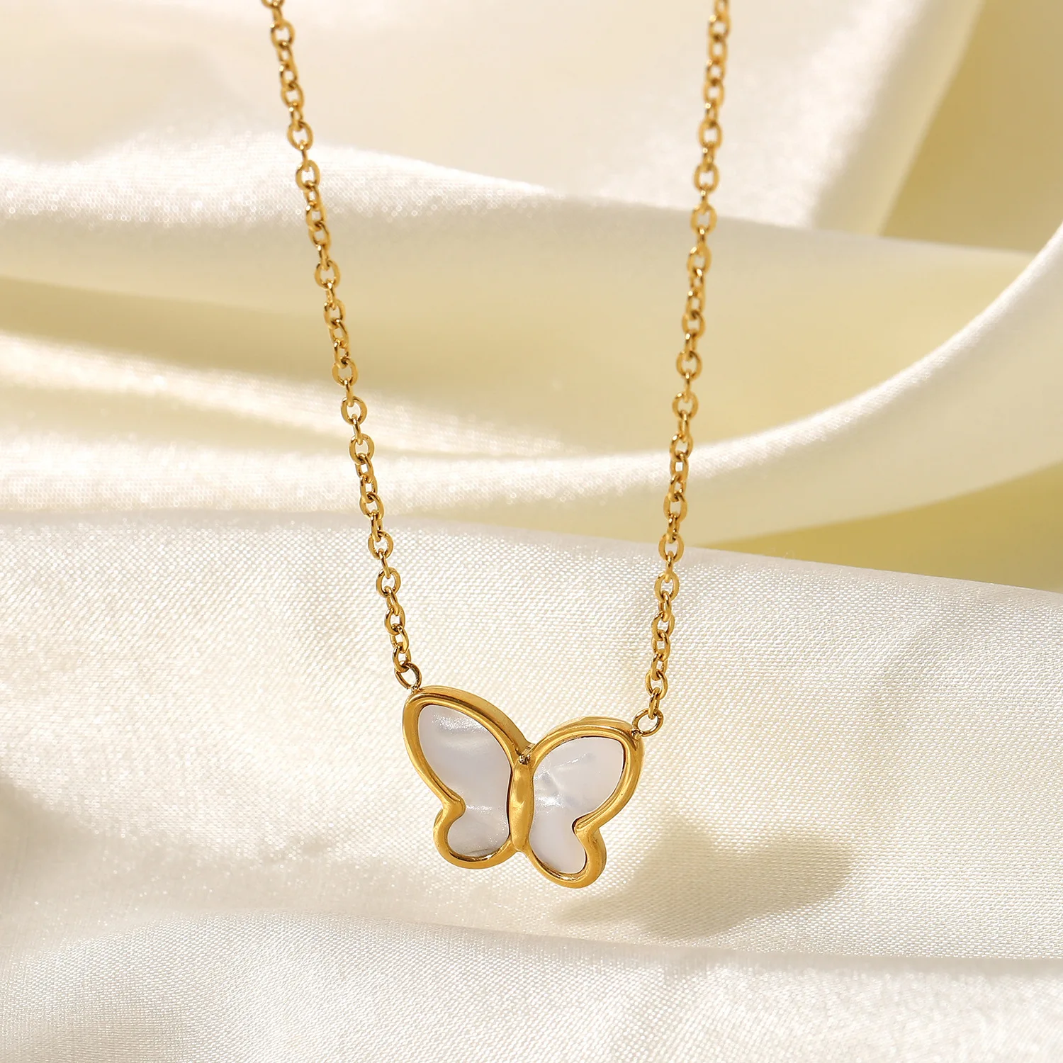 

Ins Lovely Butterfly Pendant Necklace for Female 18K Gold Collarbone Chain Fashion Jewelry Accessories