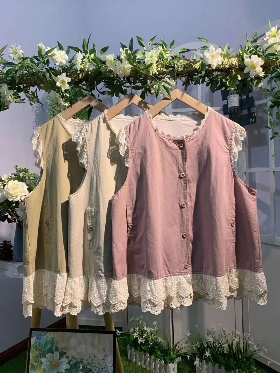 

Spring New Sweet Embroidered Vest Women Single breasted Sleeveless Top