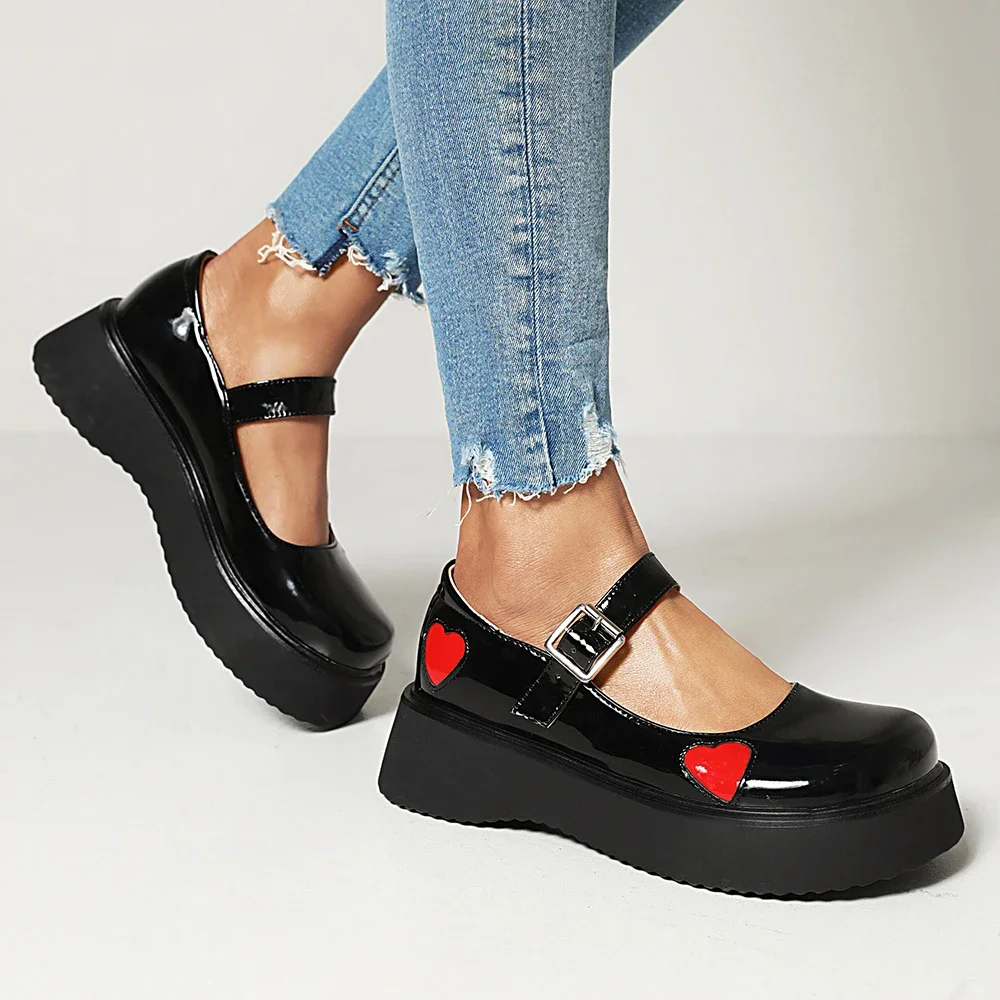 Женские туфли-лодочки из блестящей лакированной кожи с металлической пряжкой и