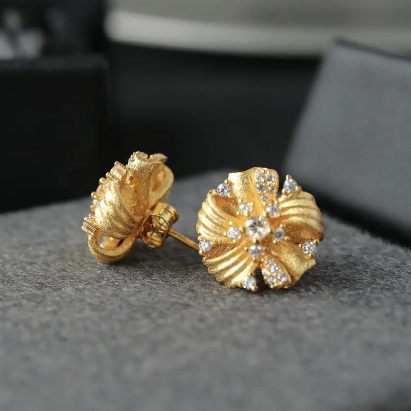 Серьги-гвоздики Ables Chic с шелковистым цветком однотонные серьги-гвоздики из