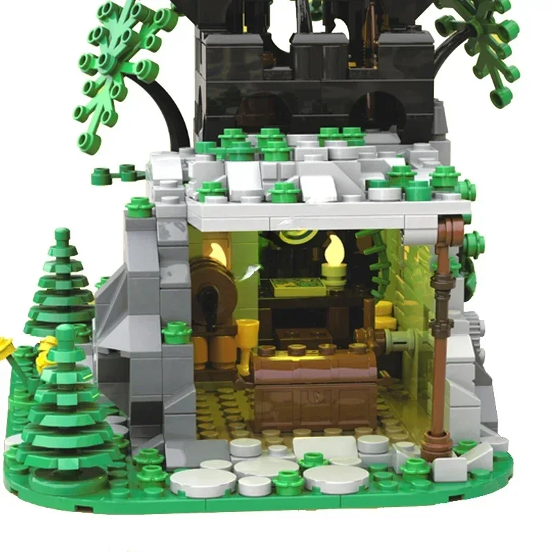 Фото Игрушки из строительных блоков MOC — это креативная сборка игрушек и рождественских подарков с помощью модели небольшого замка в средневековом лесу. №2