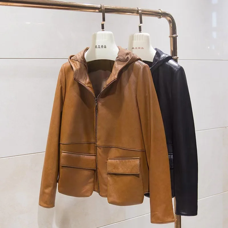 Женская куртка с капюшоном облегающая укороченная из овчины растительного