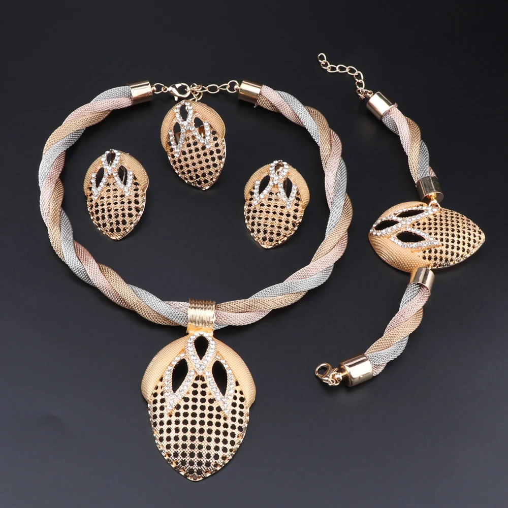 

Набор ювелирных изделий из ожерелья, серег, кольца и браслета