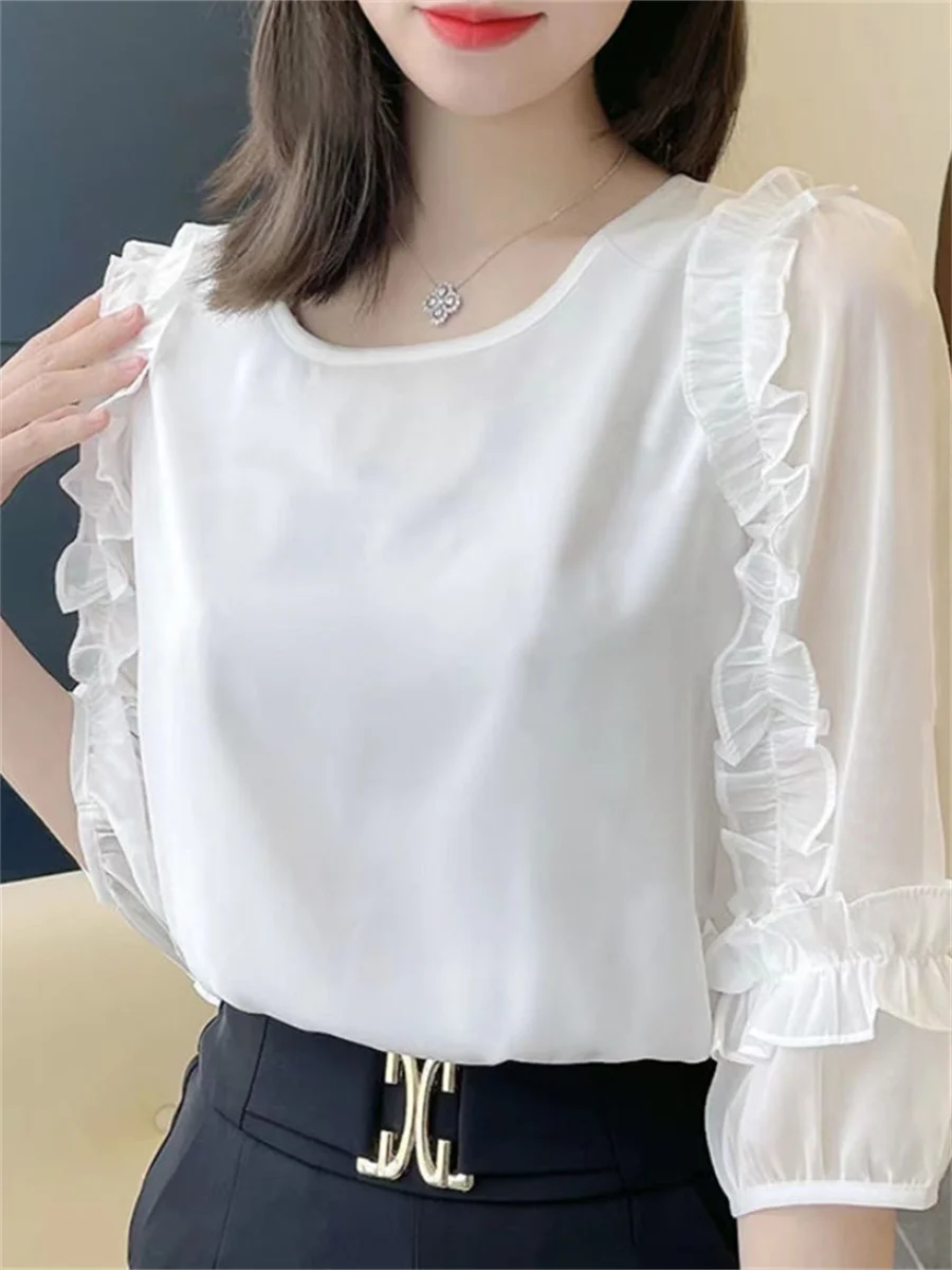 Блузка женская свободного покроя с рукавом до локтя круглым вырезом и оборками