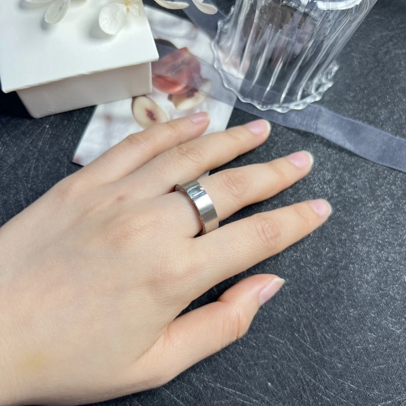 

Женское кольцо из серебра 925 пробы с натуральным топазом