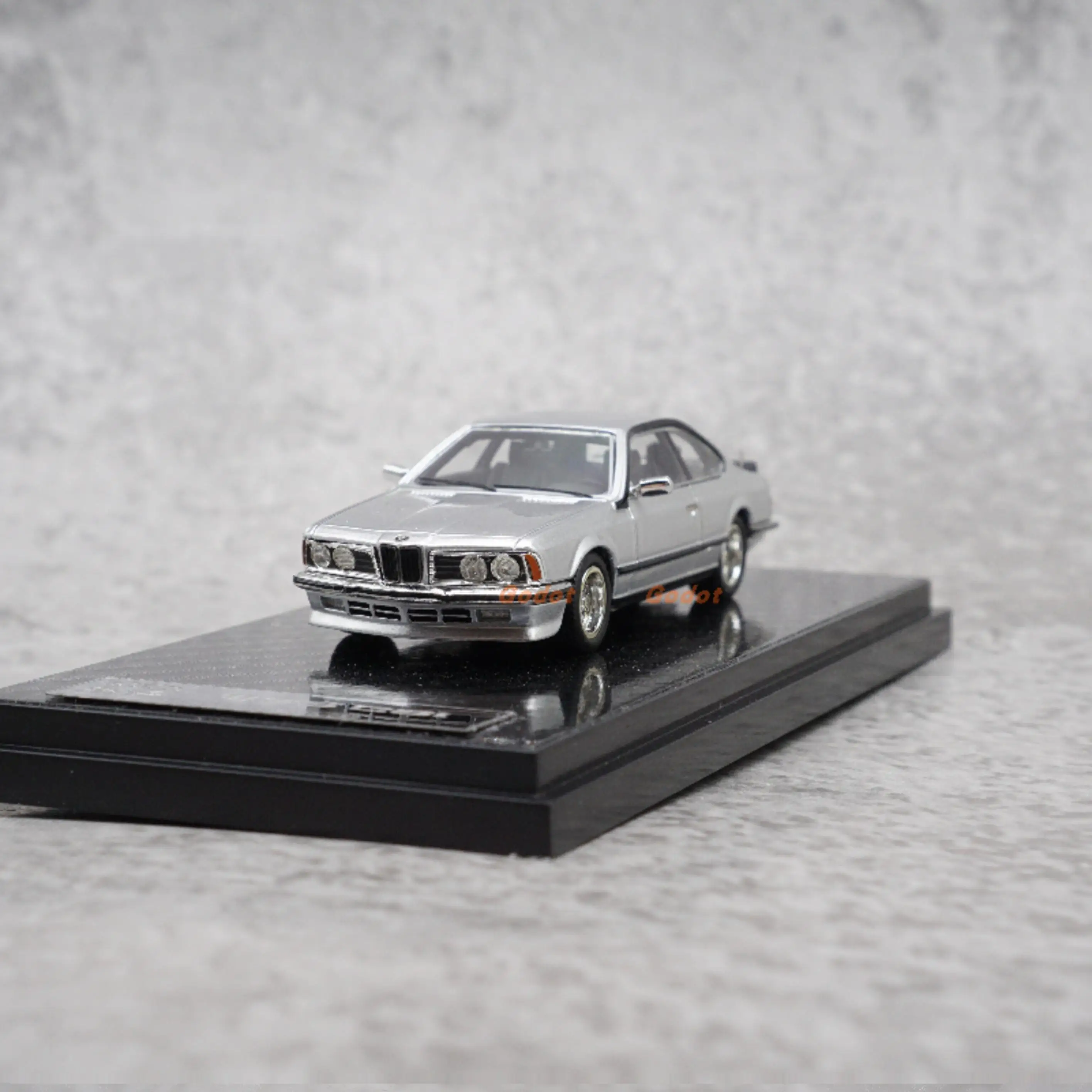 Игрушечный автомобиль BMW 635i ipuranol 1:64
