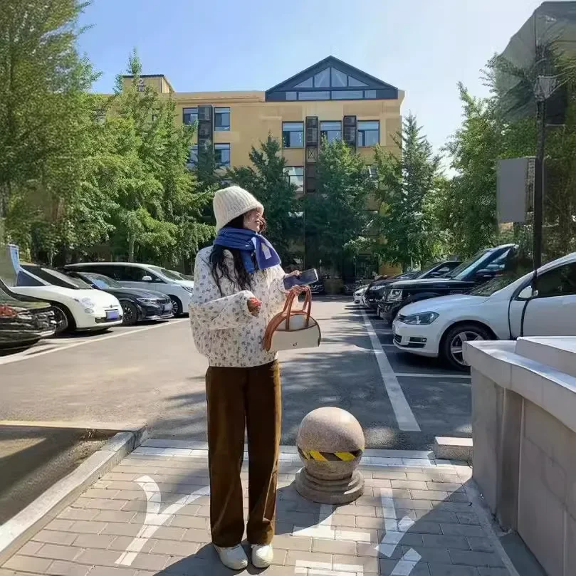 Женское свободное утепленное хлопковое пальто с вышитыми цветами в стиле через