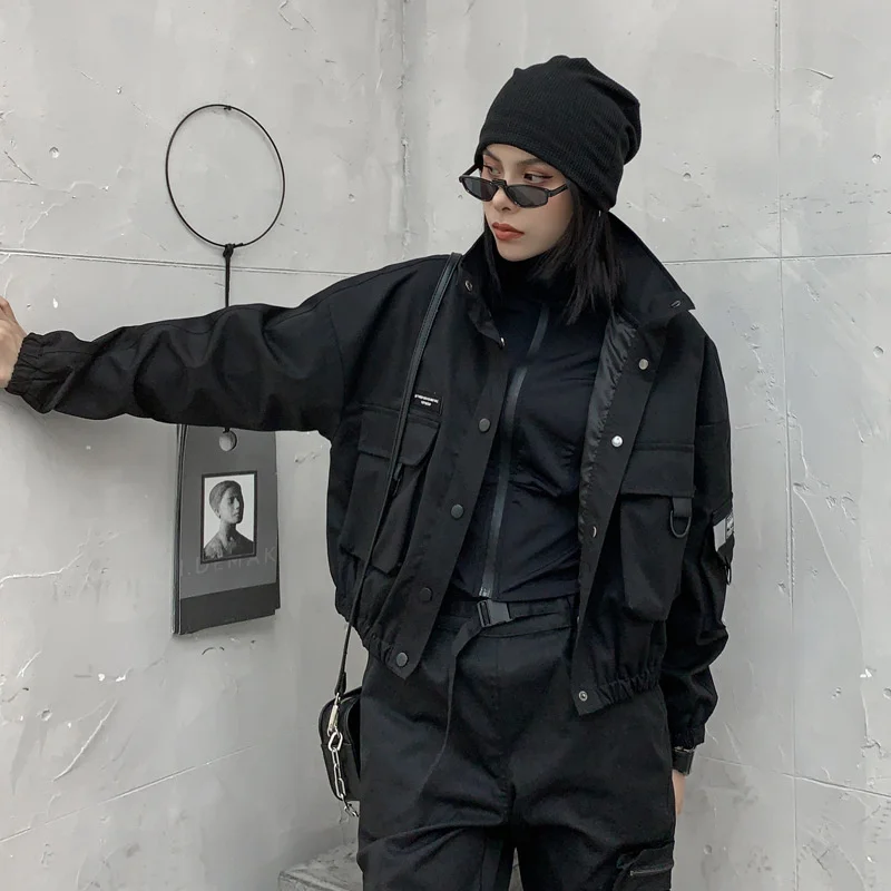 Женская куртка с воротником-стойкой длинным рукавом и карманами