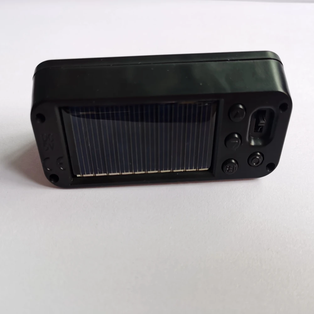 Автомобильные часы на солнечной энергии