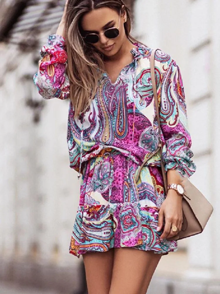 

Женское короткое платье с V-образным вырезом, длинным рукавом и воланом