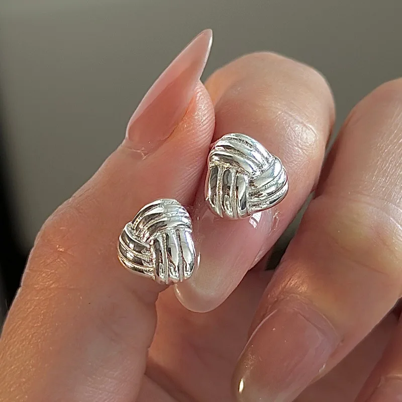 Фото Серебряные серьги-узелки S925 от Cciris.Com: корейский винтажный минималистичный дизайн, изящные украшения оптом для женщин №1