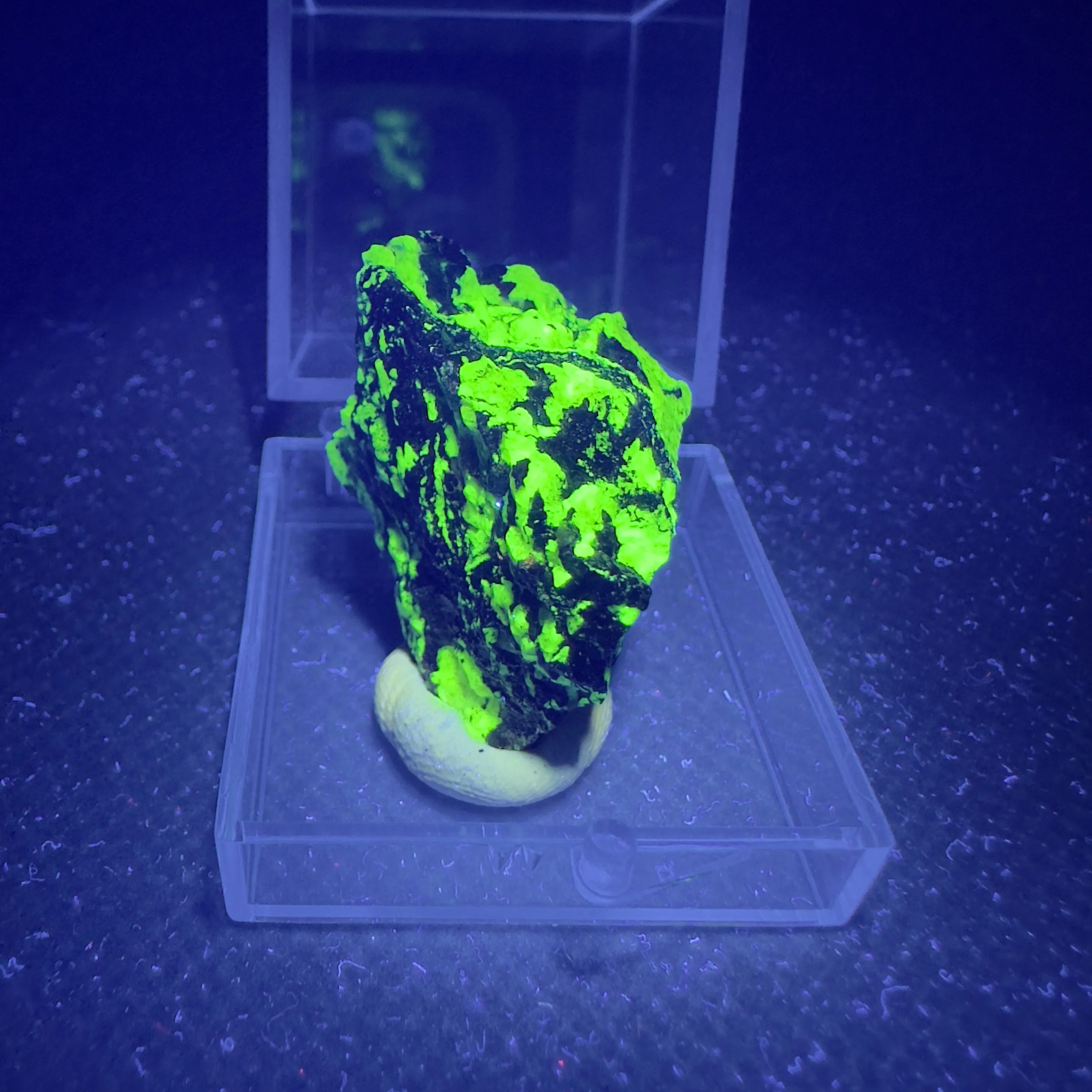 

Флуоресцентный минерал Виллефита QIANCHUAN