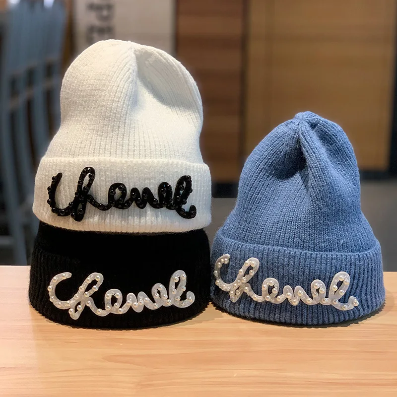 Зимние теплые вязаные шапки-бини с жемчужинами и надписью шапочки облегающая