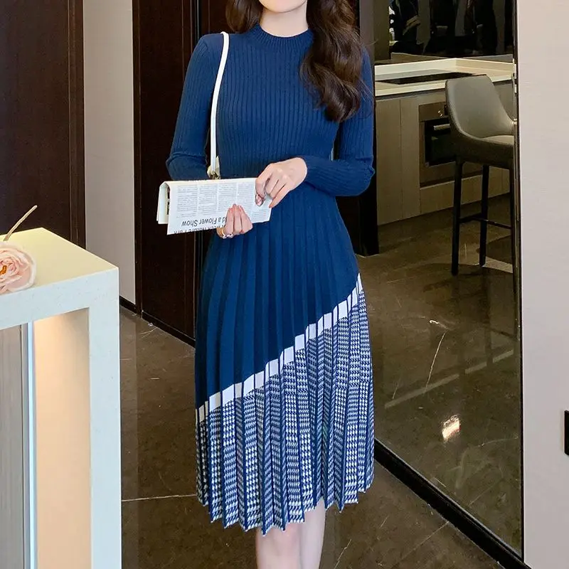 

Женское трикотажное платье-свитер в полоску, с поясом на резинке