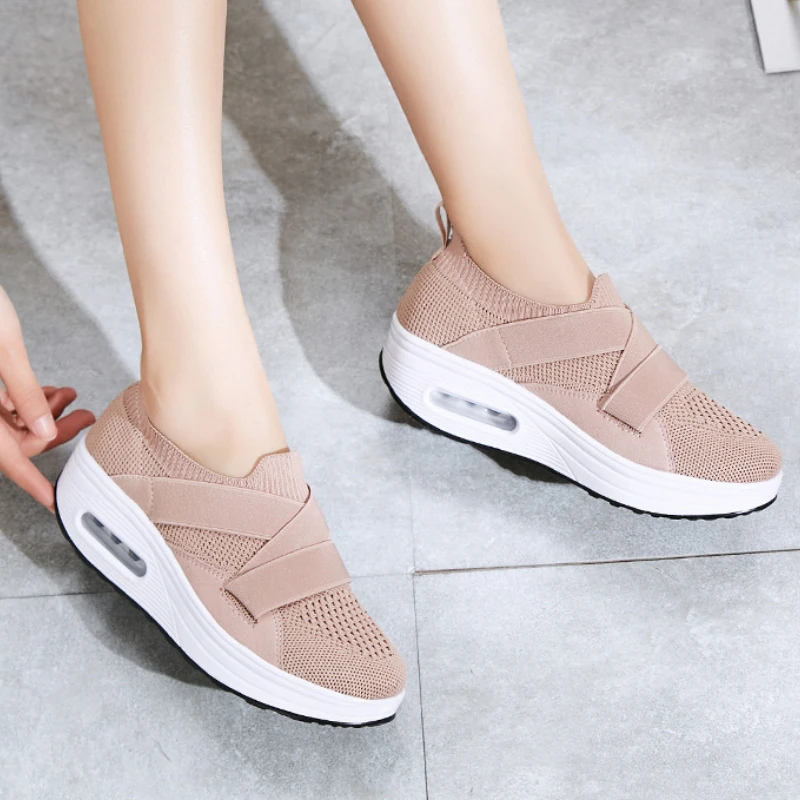 

Женские спортивные туфли на платформе, однотонные универсальные сетчатые легкие дышащие туфли на танкетке, без застежки, новинка 2022