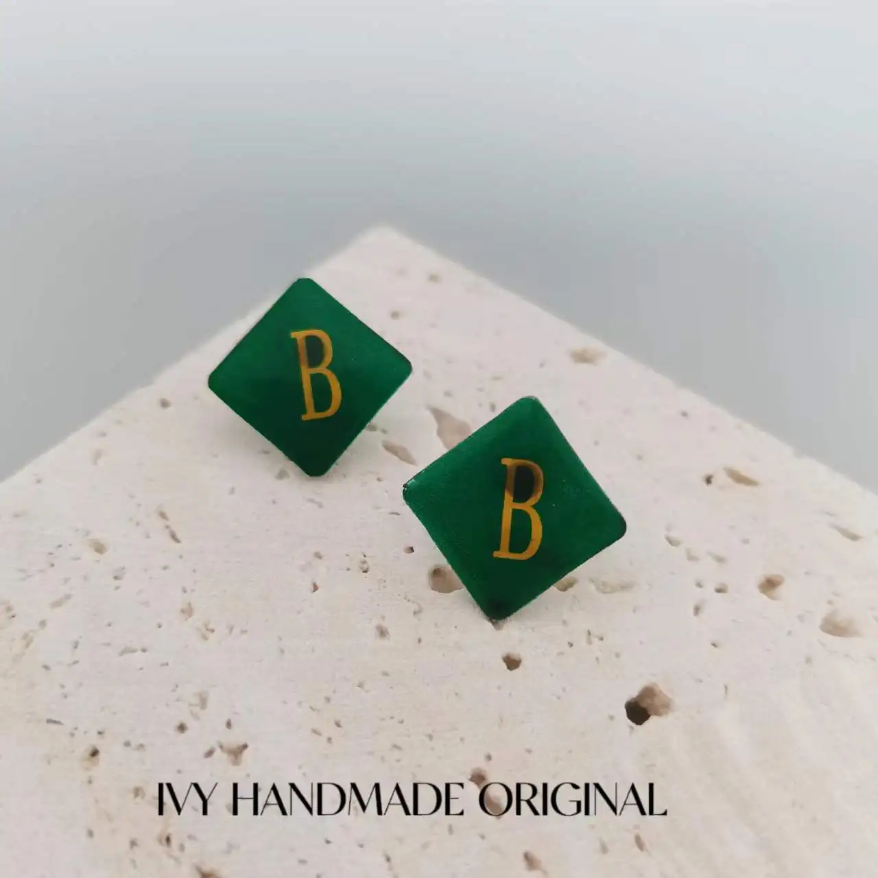 

Plastic Small Green Stud Earrings S925 Silver Acrylic Rhombus Letter Earrings For Women 2023 Trend Fashion Girl Original Jewelry