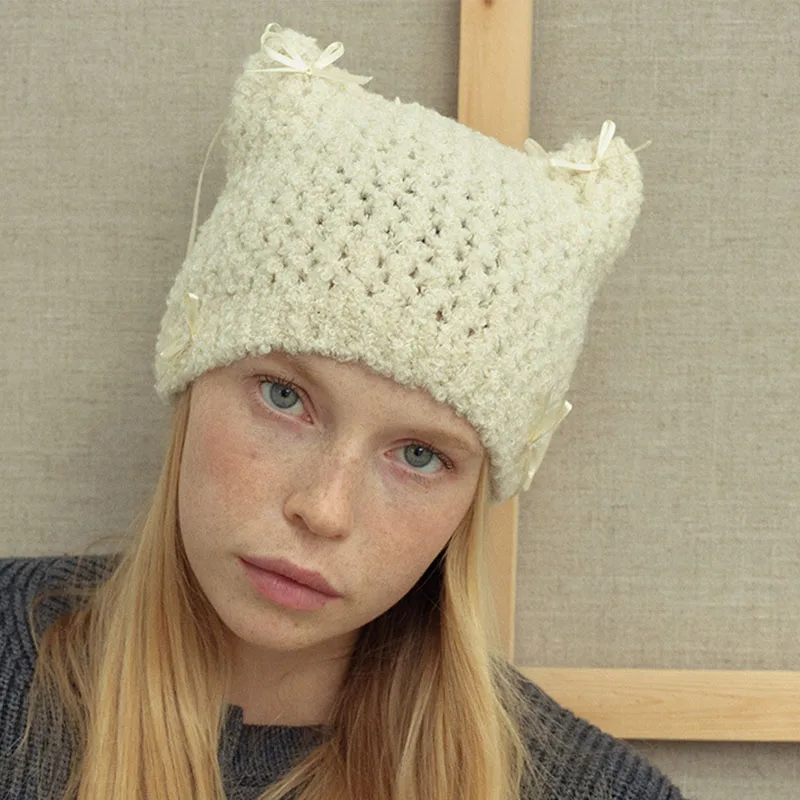 Шерстяная шапка с кошачьими ушками и бантом вязаная ручной работы зимняя