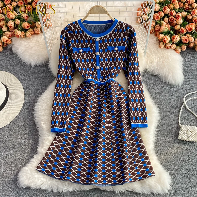 

Женское трикотажное платье-свитер с круглым вырезом и длинным рукавом