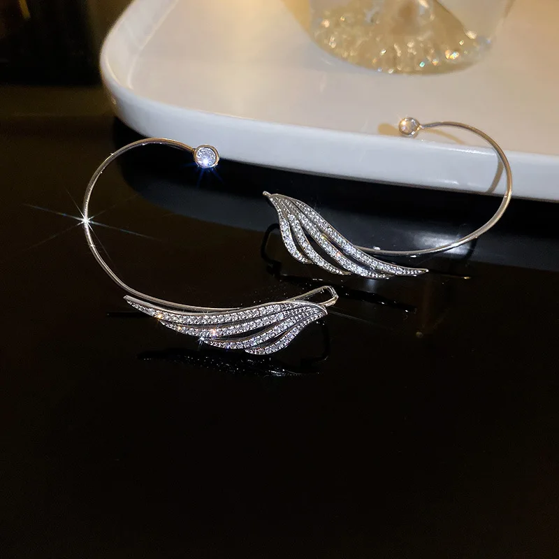 

Minar Stylish Full CZ Cubic Zirconia Angel Wings Clip Earrings for Women Silver Color Twisted Geometric Big Earring Oorbellen