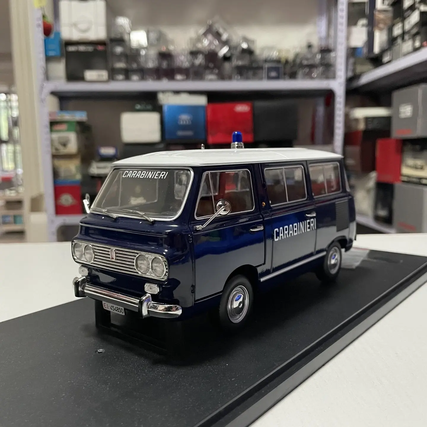 Фото MITICA Масштабная модель 1:18 из литого сплава FIAT 850 Familiare 1970 года, полицейская машина, классическая коллекционная модель, подарок для взрослых, сувенир, статическая модель для демонстрации №1