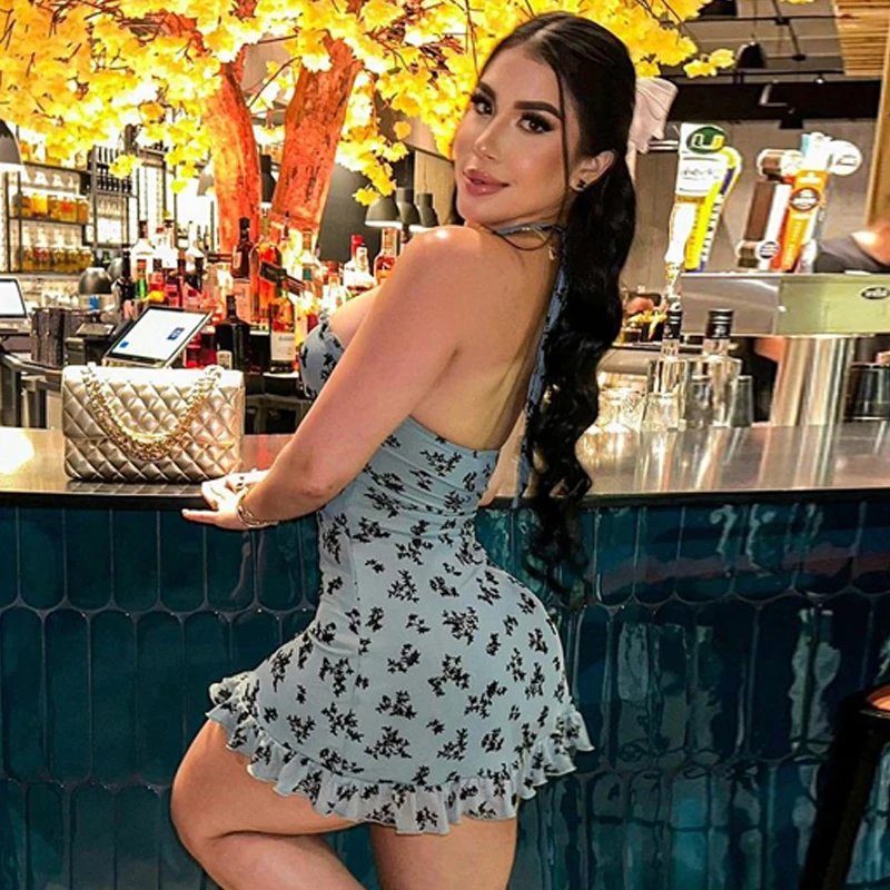 Женское мини-платье с открытой спиной и разрезом