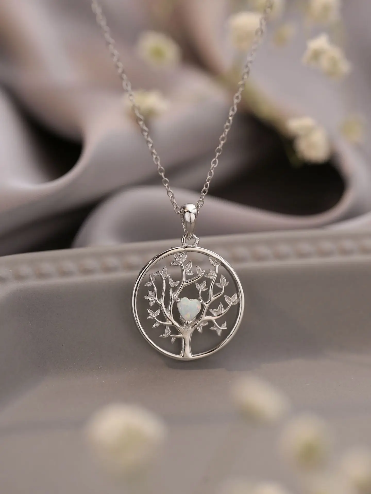 

Popular necklace from Europe and America, designed by female niche with a tree shaped design, S925 sterling silver necklace