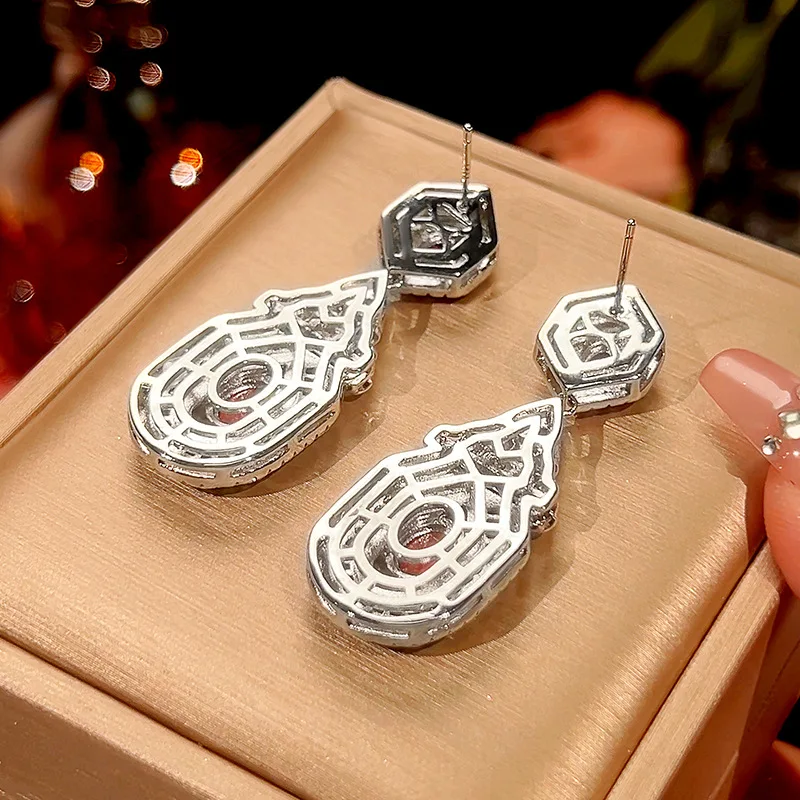 Фото Роскошные серьги из цельной платины 18K PT950 с сертификатом, новые, с настоящим красным корундом, в дворцовом стиле, высококачественные, для женщин. №4
