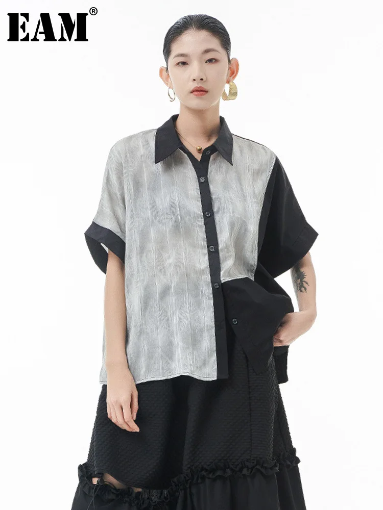 

[EAM] Women Black Color-block Printing Big Size Casual Blouse New Lapel Short Sleeve Shirt Fashion Spring Summer 2023 1DE7821