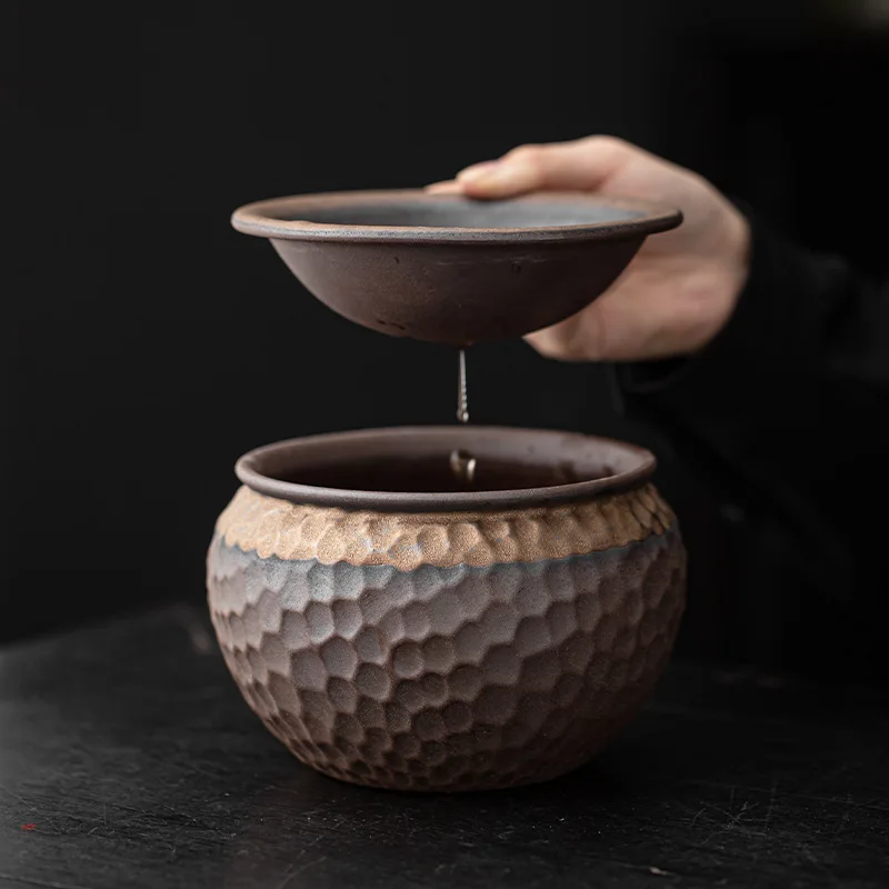 Фото Чаша для слива чая Lotus Seedpod Jianshui в японском стиле с позолотой, железной глазурью и молоточным узором, принадлежности для чайной церемонии. №3