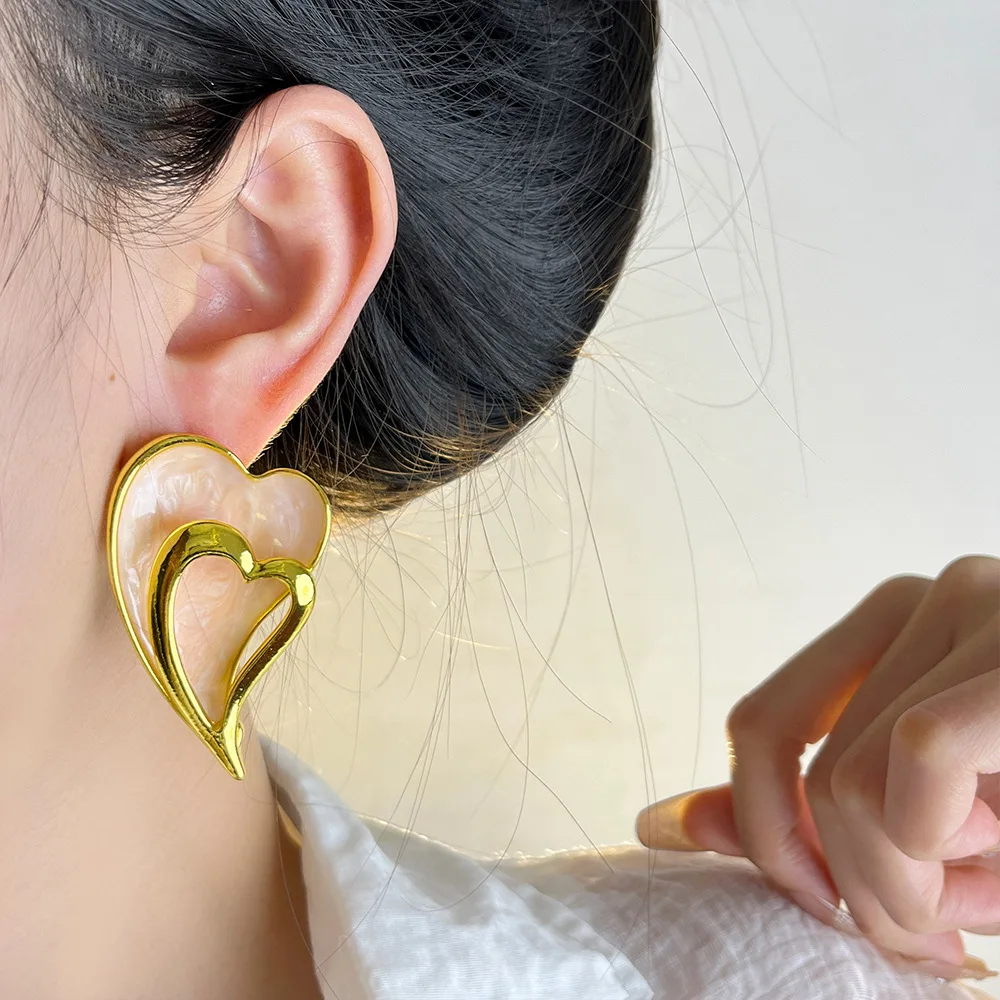 Темпераментные эмалированные двухслойные полые серьги-капли в форме сердца для