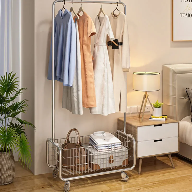 Бутик-стойка для одежды на колесах металлическая минималистичная современная