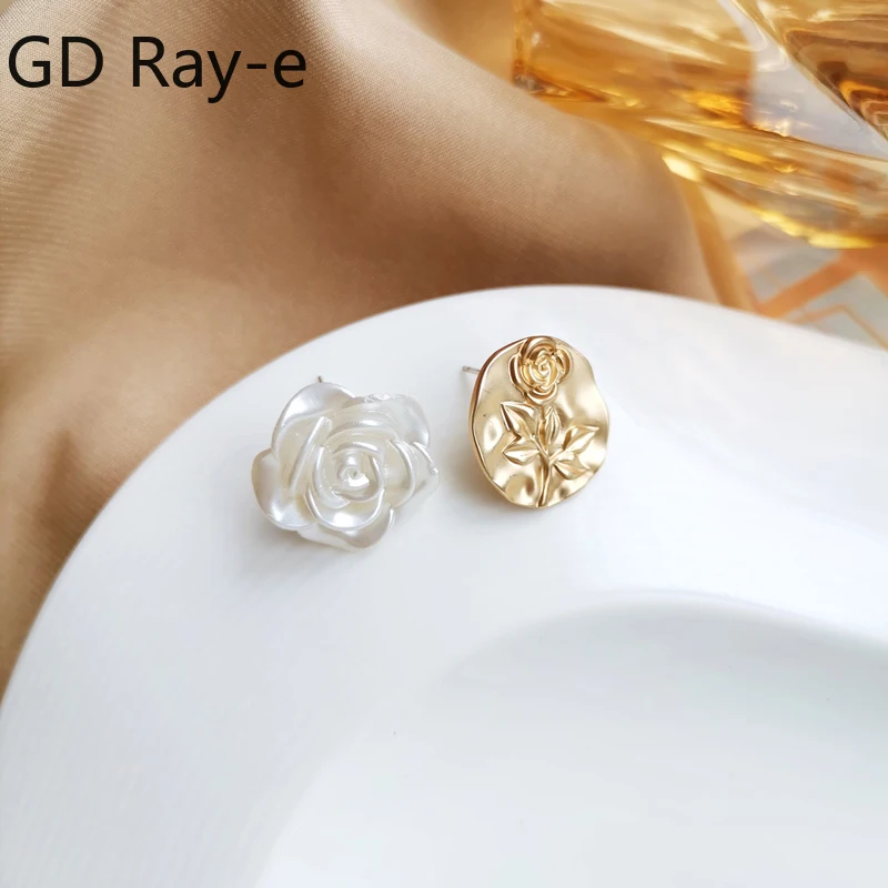 

Retro Rose Stud Earrings for Girls S925 Needle Delicate Matte Gold Earrings White Flower Asymmetric Earrings Gift Sweet 616