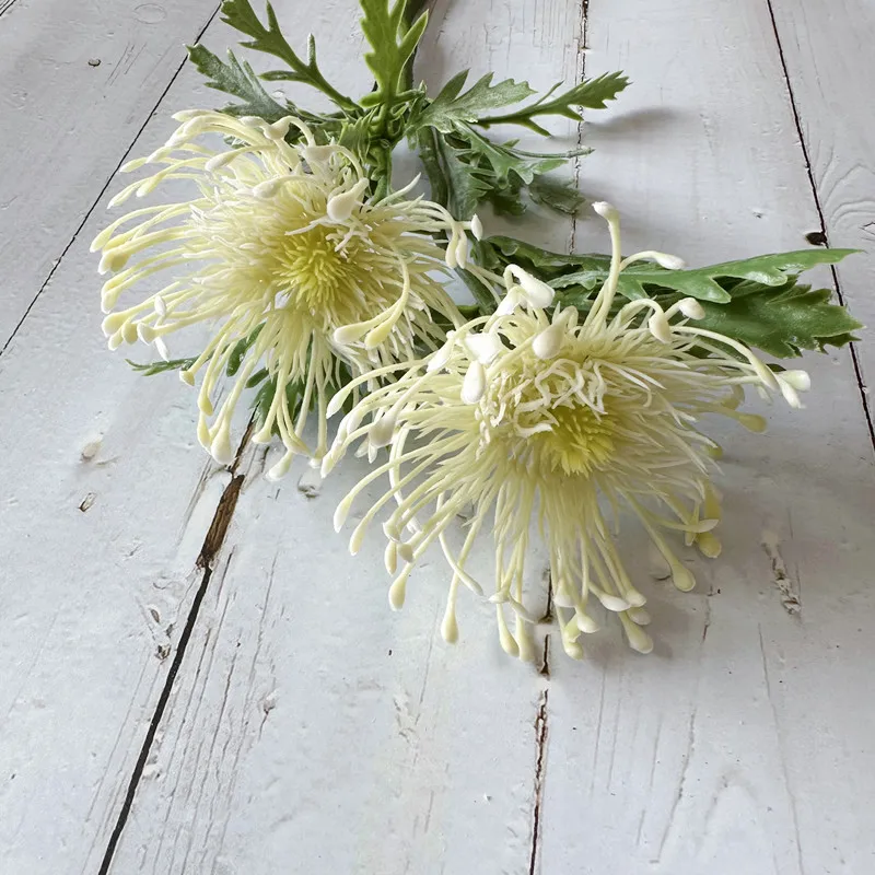 

Искусственный большой паук с цветком хризантемы