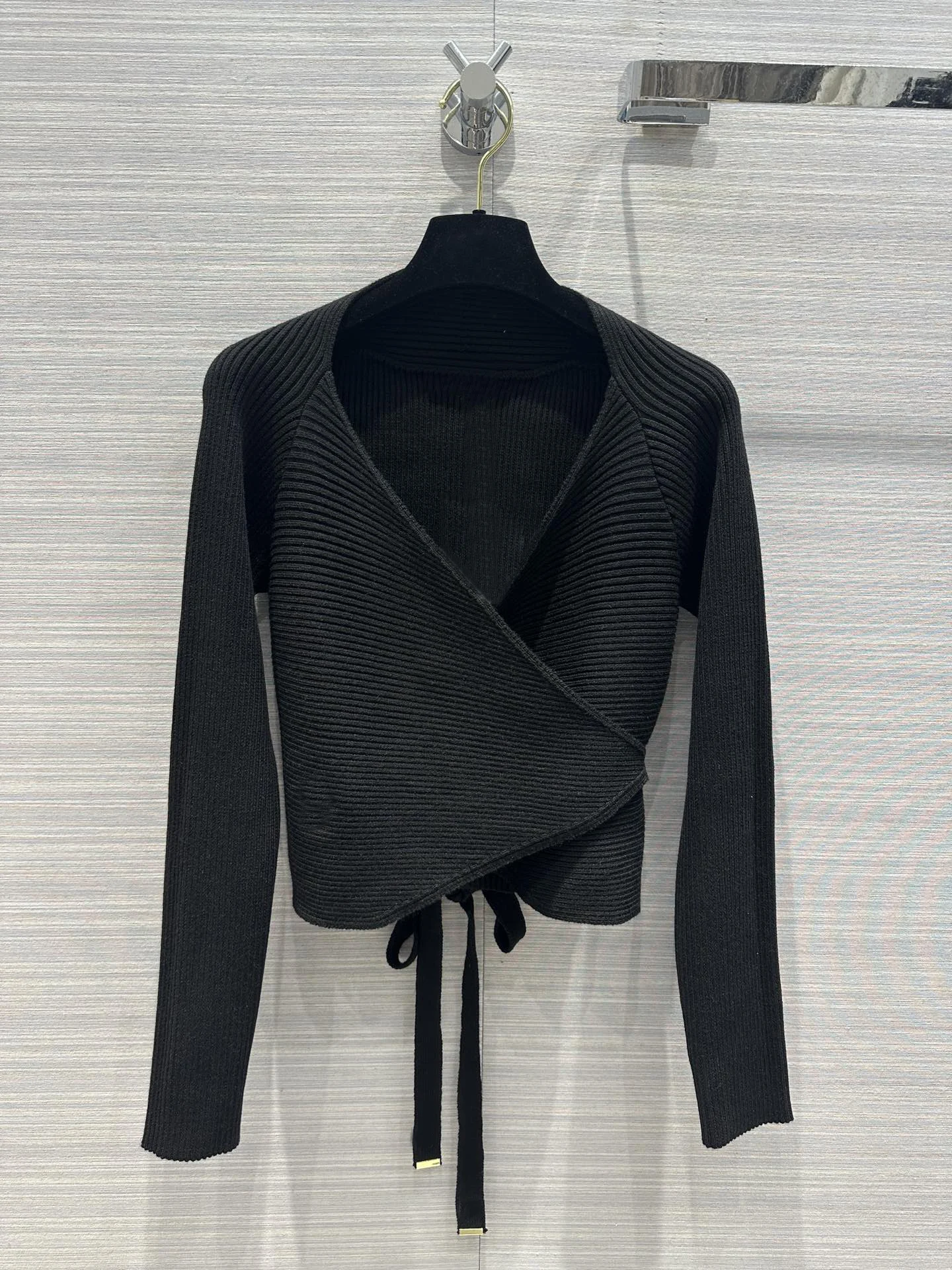 

Rib knitted wool strap top, temperament V strap waist design, the ultimate elegant temperament charming age reduction