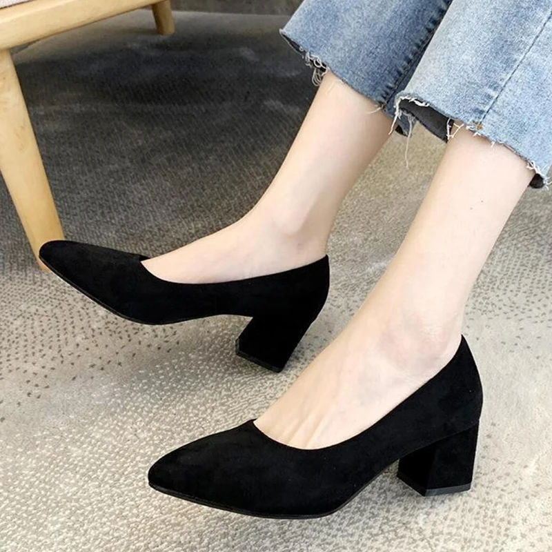 

Женские замшевые туфли на квадратном каблуке 5 см, размеры 34-42