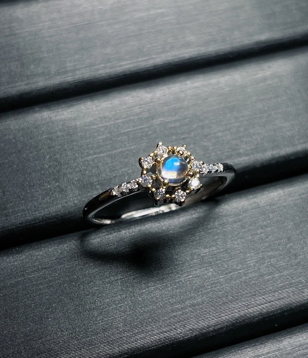 

Новинка 2023, кольцо из чистого натурального индийского лунного камня из стерлингового серебра S925, очаровательное круглое дизайнерское кольцо с откидной крышкой без оптимизированного основного камня