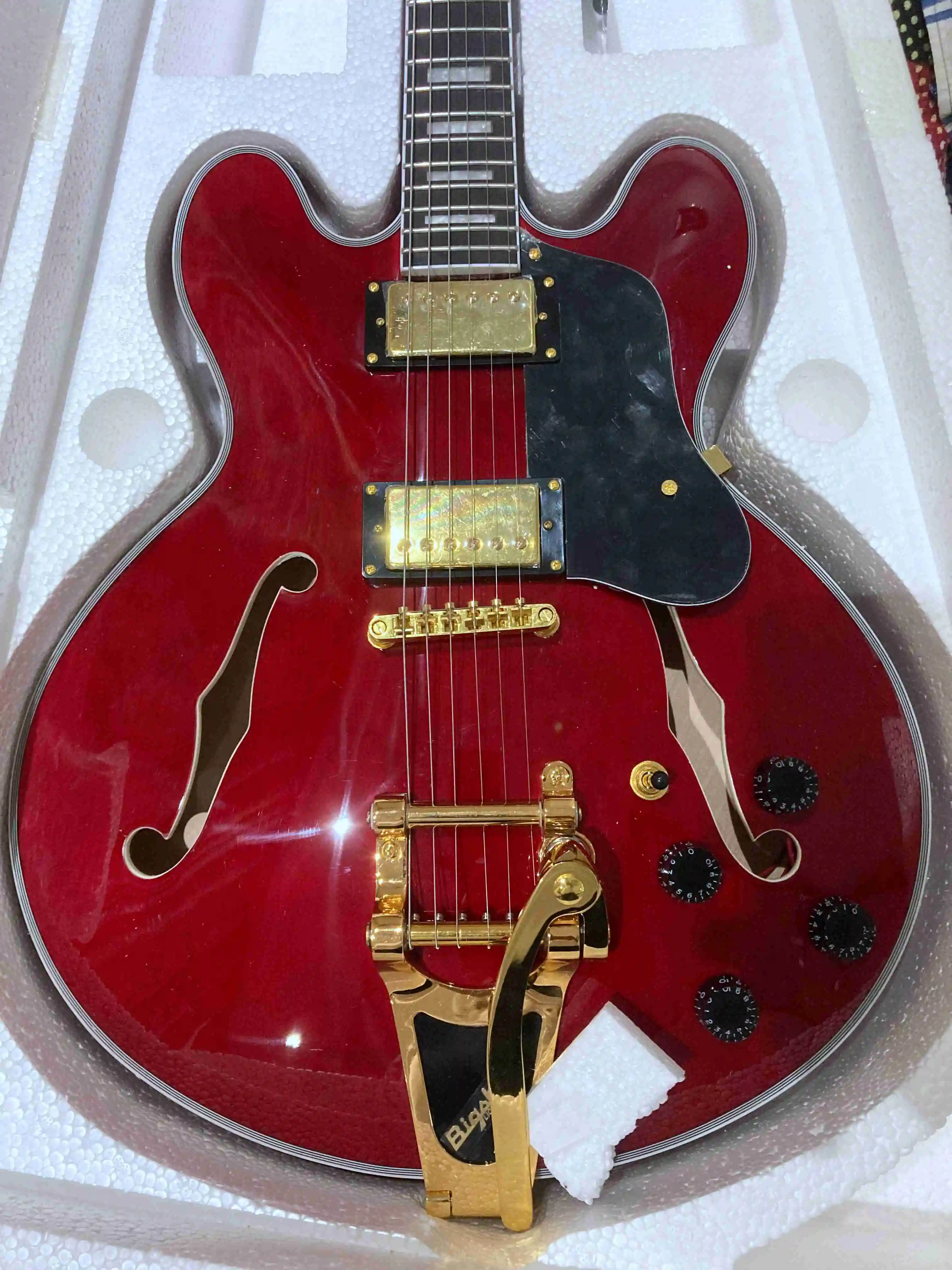 Custom shop электрогитара с красным борным кленовым верхом e. S. 33 5 красной отделкой и