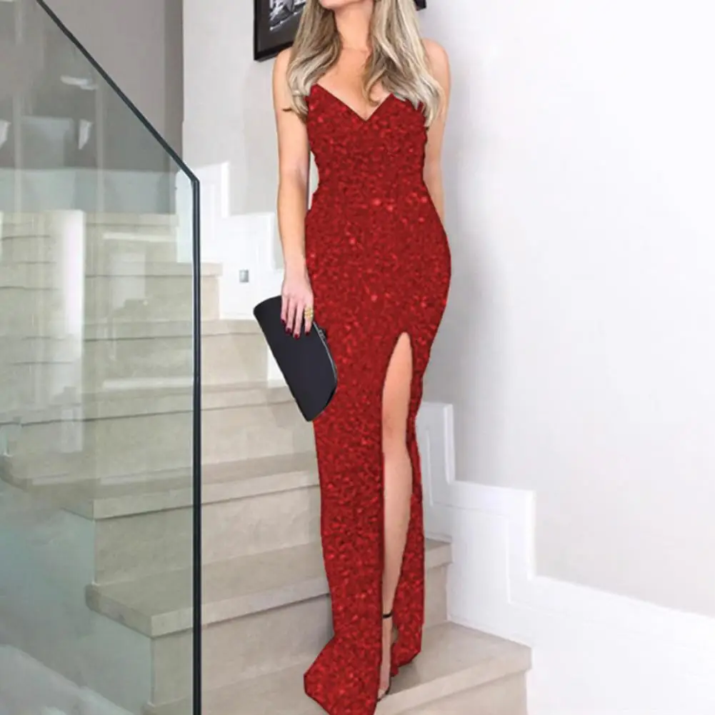 Длинное платье без рукавов с блестками вечернее высоким разрезом и открытой