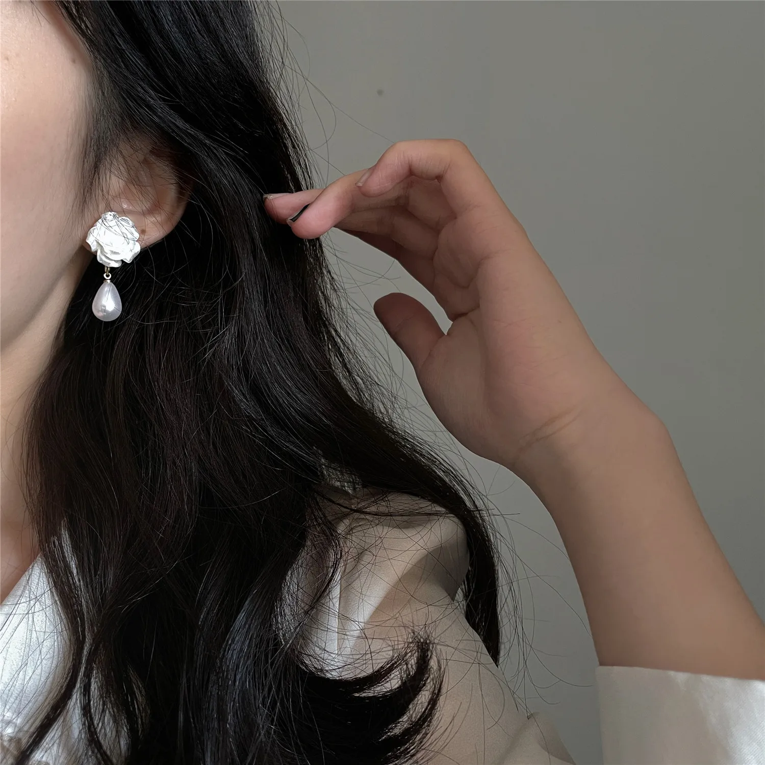 

Retro Earrings Camellia Flower Pearl New Trendy High-end Light Luxury Earrings