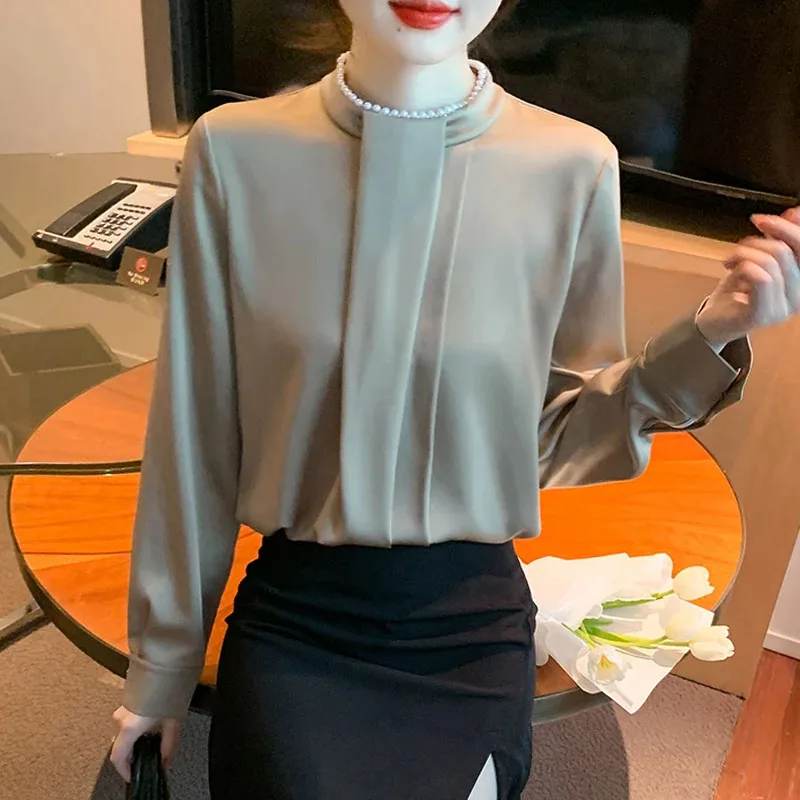 Женская шифоновая блузка с длинным рукавом круглым вырезом и бусинами модель 2024