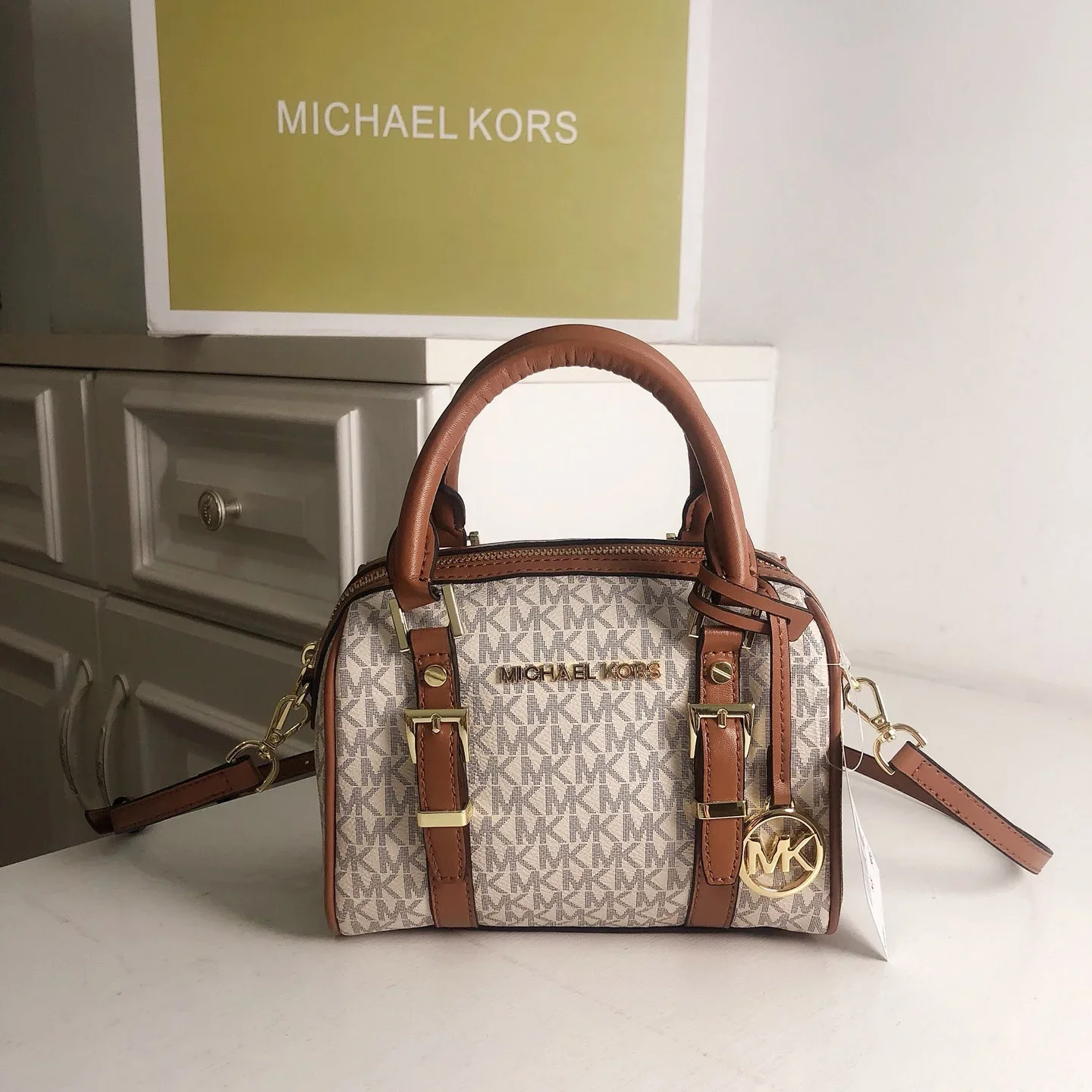Фото Michael Kors 2026 Оригинальная классическая женская сумка MK в европейском и американском стиле, винтажная кожаная мини-сумка Boston с монограммой №1
