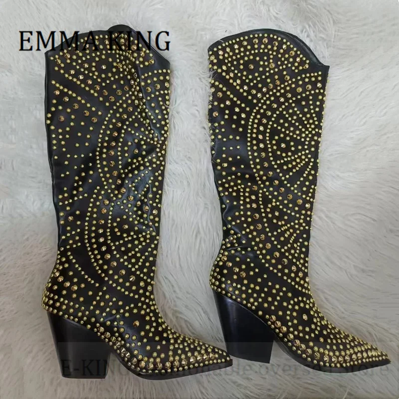 Женские сапоги в стиле вестерн с шипами до колена на массивном блочном каблуке