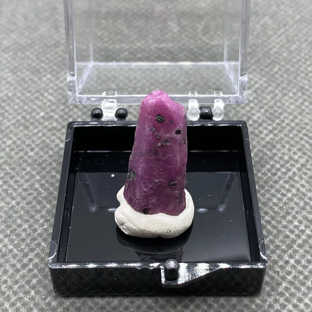 

100% натуральный колонный рубин ​ ​ Образец минераля грубой красного корунда можно использовать в качестве коллекции драгоценных камней с подвеской + размер коробки: 35*35*35 мм.