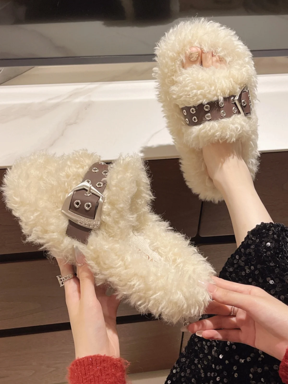 Женская обувь 2024 тапочки повседневные пантофле из флока на платформе меховые